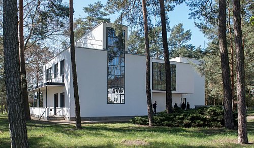 Das Meisterhaus von Wassily Kandinsky und Paul Klee gehört zur Unesco-Welterbestätte Bauhaus. - © Hendrik Schmidt/dpa/dpa-tmn