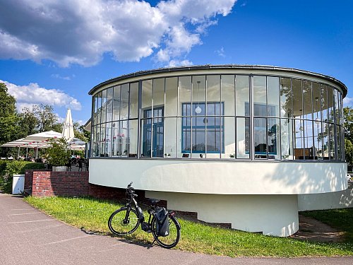 Das Kornhaus an der Elbe hat der Bauhaus-Architekt Carl Fieger entworfen. Es beherbergt ein Ausflugslokal. - © Heidi Scharvogel/dpa-tmn