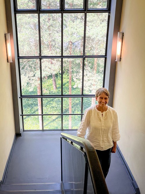 Dorothea Roos, Leiterin der Bauabteilung der Stiftung Bauhaus, steht vor der Glasfassade im Treppenhaus von Paul Klees Meisterhaus. - © Heidi Scharvogel/dpa-tmn