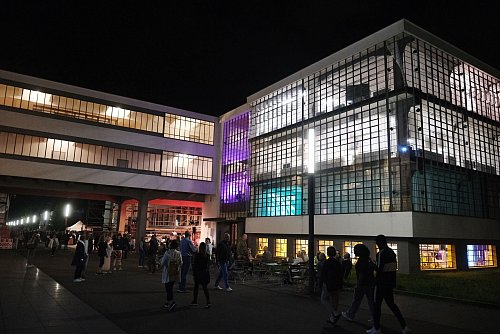 Das Bauhaus leuchtet in der Nacht. - © Sebastian Willnow/dpa/dpa-tmn