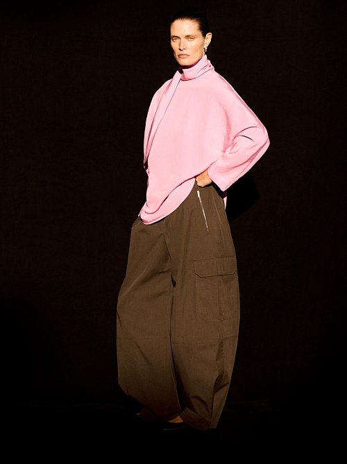 Der sanfte Braunton «Mokka Mousse» lässt sich vielseitig kombinieren - etwa mit Rosa wie bei COS (Sweater ca. 89 Euro, Hose ca. 125 Euro). - © COS/dpa-tmn
