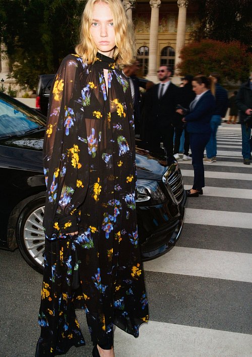 Hauchzarte Stoffe setzen in dieser Saison weiterhin aufregende Akzente. Wie das transparente Kleid von H&M Studio (ca. 79 Euro). - © H&M Studio/dpa-tmn