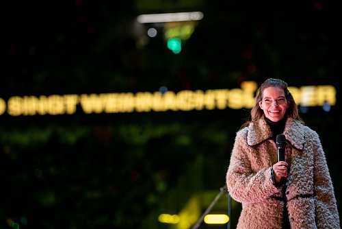 Sängerin Yvonne Catterfeld gab Klassiker wie «Leise rieselt der Schnee» zum Besten. - © Fabian Strauch/dpa