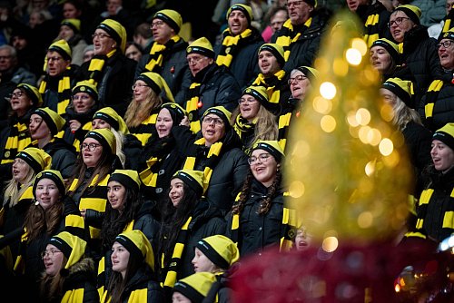 Neben Weihnachtsklassikern standen auch ein paar schwarz-gelbe Lieder auf dem Programm. - © Fabian Strauch/dpa