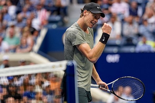 Jannik Sinner darf über den Finaleinzug jubeln. - © Julia Nikhinson/AP/dpa