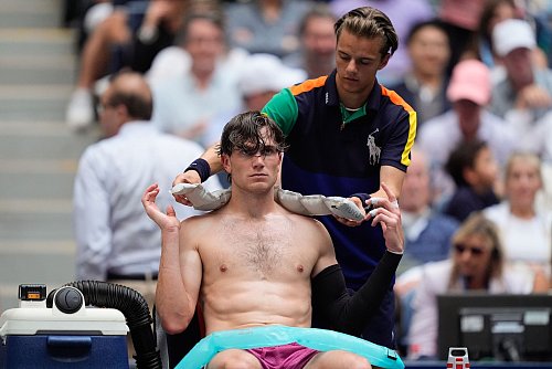 Jack Draper ging es während des US-Open-Halbfinals nicht gut. - © Julia Nikhinson/AP/dpa