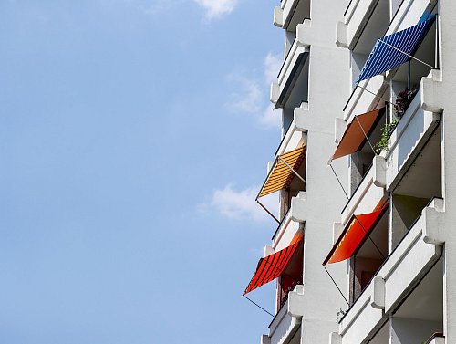 Klassischer Sonnenschutz: Markisen spenden Schatten und lassen sich außen am Haus montieren. - © Jan Woitas/dpa-Zentralbild/dpa-tmn