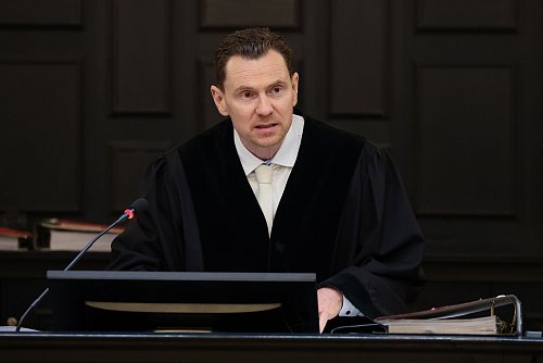 Richter Jörg Burmeister eröffnet in Zwickau den Prozess gegen einen 28-Jährigen wegen dreifachen Mordes an seiner Mutter und seinen Großeltern. - © Elisa Schu/dpa