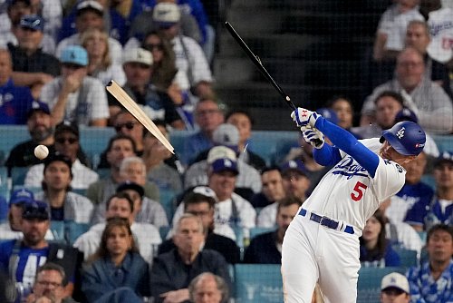 Da hatte Freddie Freeman nach kein Glück - der Schläger bricht im 4. Inning. - © Mark J. Terrill/AP/dpa