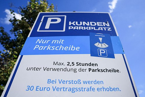 Nicht an allen Parkplätzen seien die Parkbedingungen ausreichend ausgeschildert, kritisieren Verbraucherschützer. (Archivbild) - © Jan Woitas/dpa