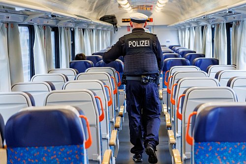 Auch Zugreisende müssen sich auf verstärkte Grenzkontrollen einstellen. - © Daniel Karmann/dpa/dpa-tmn