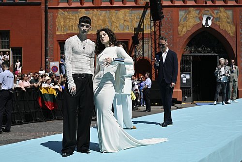 Tynna zeigt sich in einer Art Brautkleid auf dem türkisen Teppich. - © Peter Schneider/KEYSTONE/dpa