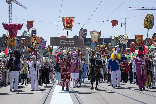Auch Fasnächtler begleiten die Delegationen auf der Parade durch die Stadt. - © Georgios Kefalas/KEYSTONE/dpa