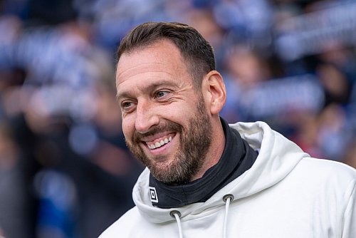 Bielefelds Trainer Mitch Kniat freut sich über das Ende der Niederlagenserie. - © David Inderlied/dpa