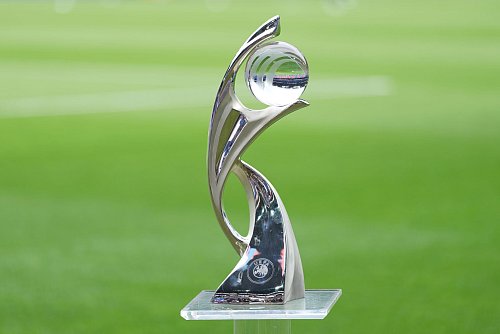 Um diese Trophäe geht es. (Archivbild) - © Martin Meissner/AP/dpa