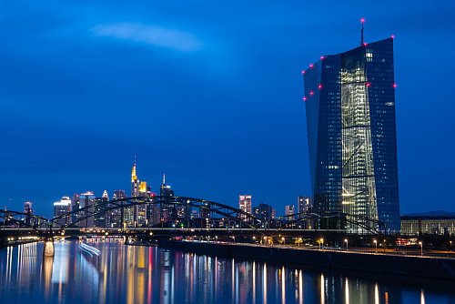 Die EZB entscheidet über die Leitzinsen. - © Boris Roessler/dpa