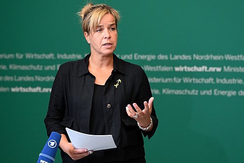 NRW-Wirtschaftsministerin Mona Neubaur (Grüne) kritisiert, dass die Bundesebene den Neubau eines Zwischenlagers in Jülich nicht unterstützt habe. - © Federico Gambarini/dpa