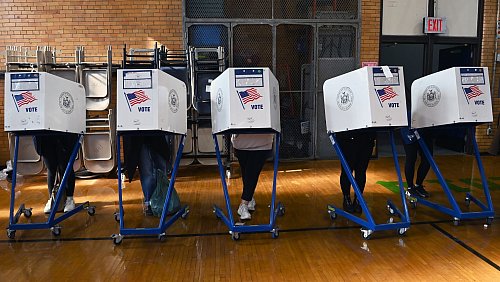 Millionen strömten zu den Wahllokalen - © Andrea Renault/ZUMA Press Wire/dpa