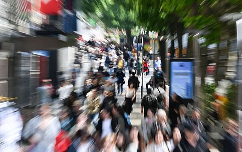 Die deutsche Wirtschaft bleibt in einer Schwächephase. (Archivbild) - © Bernd Weißbrod/dpa