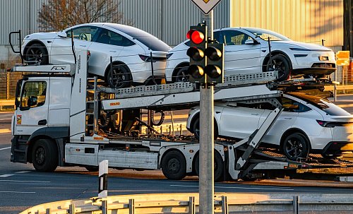 Bei den Auslieferungszahlen dürfte der Umstieg auf eine erneuerte Generation des Bestsellers Model Y ein Faktor sein. (Archivbild) - © Patrick Pleul/dpa