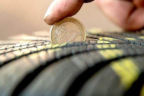Reif für die Reise? – Mindestens vier Millimeter Profil und korrekter Luftdruck sind für die Sommerfahrt besonders wichtig. - © Daniel Karmann/dpa