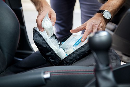 Sicher in den Urlaub – Zwei Wochen vor der Abfahrt sollte das Auto gründlich gecheckt werden – von Bremsen bis Verbandskasten. - © Christin Klose/dpa-tmn
