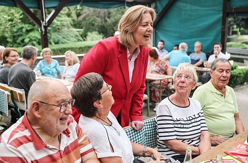 Wahlkampf im Kleingarten. - © Oliver Berg/dpa
