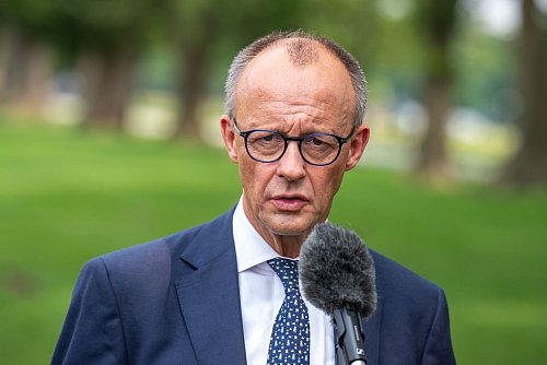 Im Zollstreit und der Ukraine-Diplomatie gab es während des Treffens von Merz und Trump keine entscheidenden Fortschritte. - © Michael Kappeler/dpa