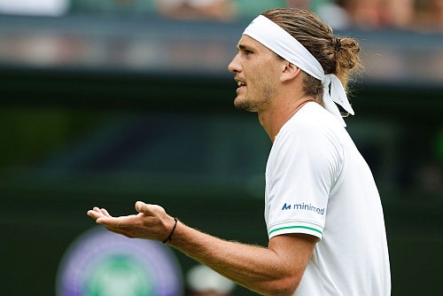 Ratlos in Wimbledon: Nach seinem Aus in Runde eins beim Rasenklassiker hatte Zverev Einblick in sein Seelenleben gegeben. (Archivbild) - © Frank Molter/dpa
