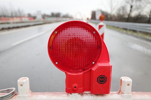 Bei einem Auffahrunfall mit drei beteiligten Lastwagen auf der Autobahn 61 bei Swisttal (Rhein-Sieg-Kreis) in der Nähe von Bonn ist ein Fahrer tödlich verletzt worden. - © David Young/dpa