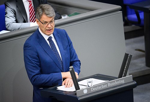 Der Verkehrsminister will mehr Geld. - © Bernd von Jutrczenka/dpa