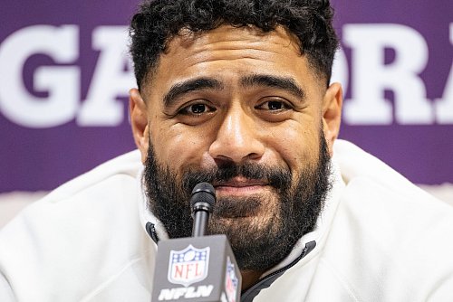 Für Eagles-Profi Mailata spielt Donald Trump gar keine Rolle rund um den Super Bowl. - © Maximilian Haupt/dpa