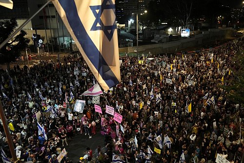 Israelis in Tel Aviv demonstrieren für ein Geisel-Abkommen. - © Maya Alleruzzo/AP