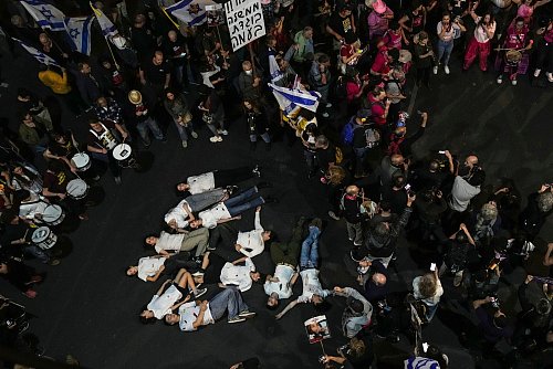 Israelis in Tel Aviv demonstrieren für ein Geisel-Abkommen. - © Maya Alleruzzo/AP