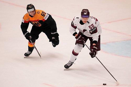 Stürmer Marc Michaelis (l) wird für die Adler Mannheim auf Torejagd gehen. - © Darko Vojinovic/AP/dpa
