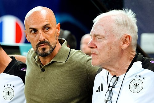 Trainer Antonio Di Salvo (l) freut sich auf ein großes FInale. - © Robert Nemeti/dpa