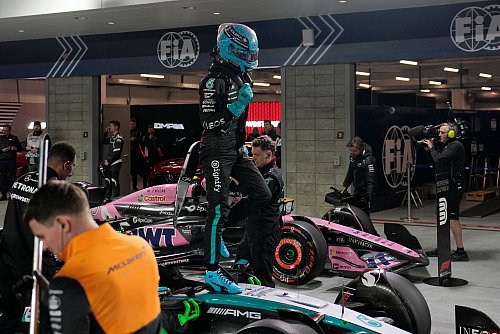 George Russell freute sich über die vierte Pole Position seiner Karriere. - © John Locher/Pool AP/AP
