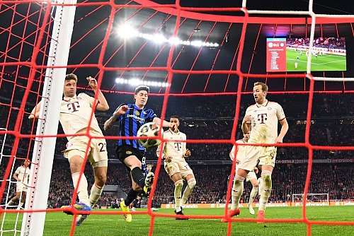 Am zweiten Pfosten stehend drückt Thomas Müller den Ball ins Inter-Tor. - © Tom Weller/dpa