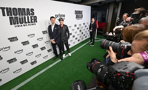 Thomas Müller und Ex-Bundestrainer Joachim Löw in München. - © Felix Hörhager/dpa