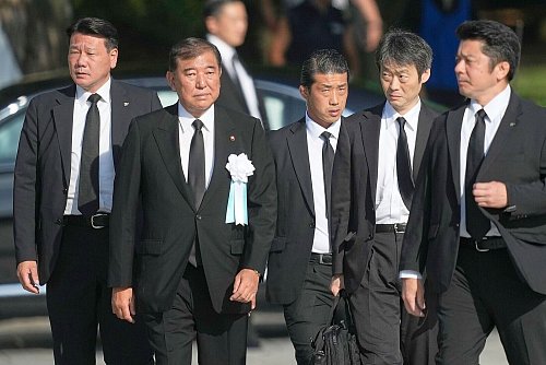 Japans Premier Ishiba bekräftigt die Prinzipien, wonach Japan weder Atomwaffen produziert noch besitzt oder auf eigenem Boden erlaubt. - © Louise Delmotte/AP/dpa