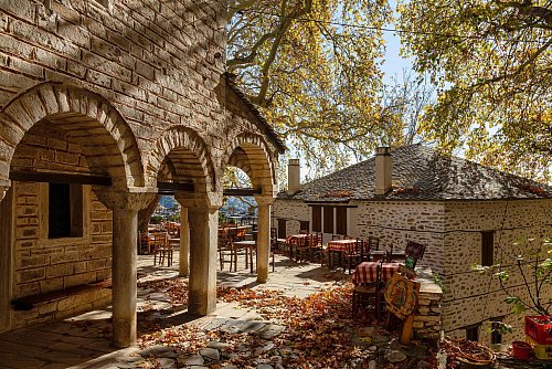 Leckeres Essen gibt es überall in der Gegend: Restaurant in Makrinitsa. - © P. Merakos/GNTO/dpa-tmn