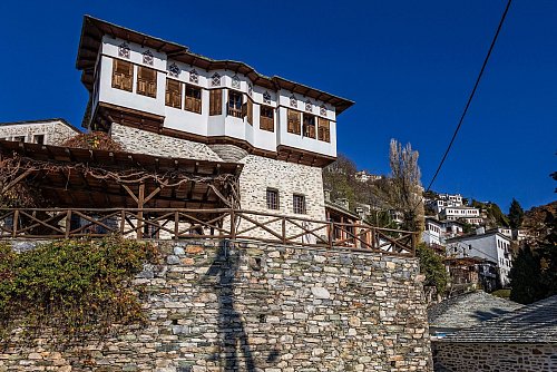 Thronendes Gebäude in Makrinitsa. - © P. Merakos/GNTO/dpa-tmn