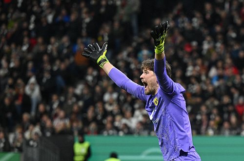 BVB-Keeper Gregor Kobel kassierte zuletzt acht Gegentore in drei Spielen - © Arne Dedert/dpa