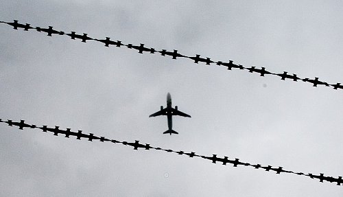 Erstmals hat das Land NRW einen eigenen Abschiebeflug organisiert. (Symbolbild) - © Julian Stratenschulte/dpa