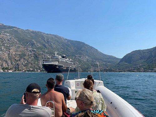 Abenteuer Schlauchbootfahrt: Rückkehr zum Kreuzfahrtschiff vom Landausflug. - © Bernhard Krieger/dpa-tmn