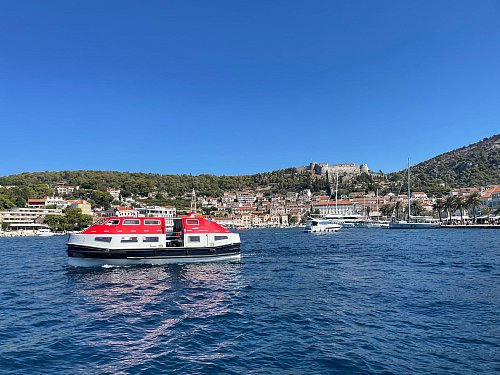 Ein Tender-Boot bringt die Passagiere an Orte wie Hvar, wo Kreuzfahrtschiffe nicht direkt anlegen können. - © Bernhard Krieger/dpa-tmn