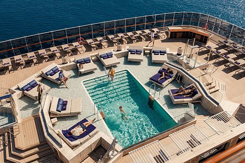 Blick aufs Pooldeck der «Explora I». - © Explorer Journeys/dpa-tmn