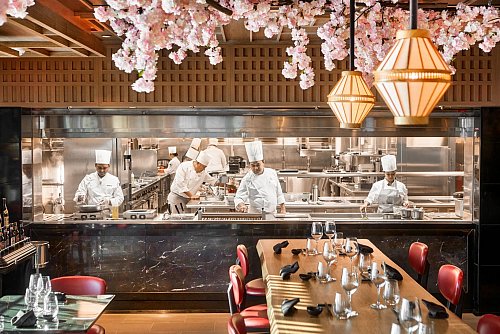 Kirschblüten? Das muss das japanische Restaurant an Bord sein. - © Explorer Journeys/dpa-tmn