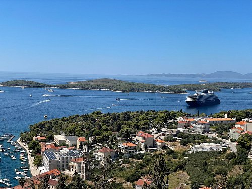 Blick von Hvar auf die Adriaküste und das Kreuzfahrtschiff. - © Bernhard Krieger/dpa-tmn