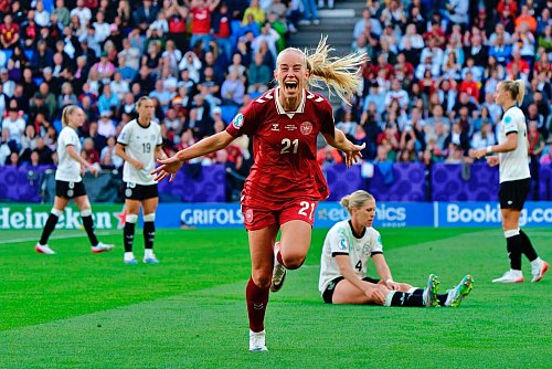 Amalie Vangsgaard bringt Dänemark in Führung. - © Emmanuele Mastrodonato/LiveMedia-IPA/ZUMA Press Wire/dpa
